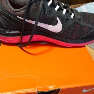 Women Nike shoe. Barely worn size 9.5